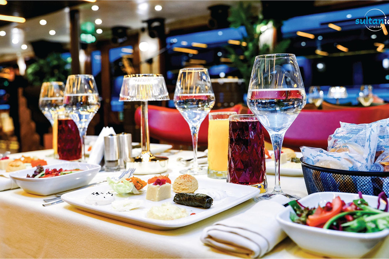 伊斯坦布尔：博斯普鲁斯海峡除夕夜游船晚宴派对伊斯坦布尔：博斯普鲁斯海峡除夕游船晚宴和派对