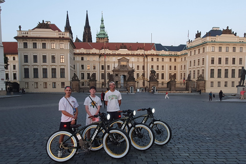 Praga Histórica y Puntos de Vista Recorrido en Grupo en Retro E-Bike