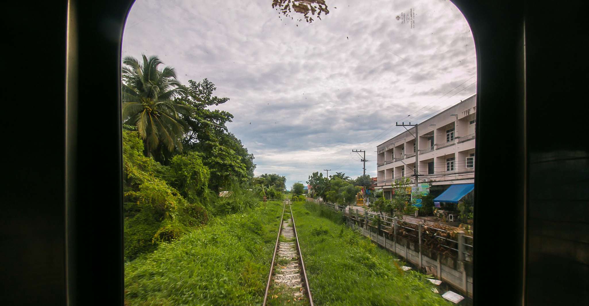 Bangkok, Damnoen Saduak Market and Maeklong Railway Market - Housity