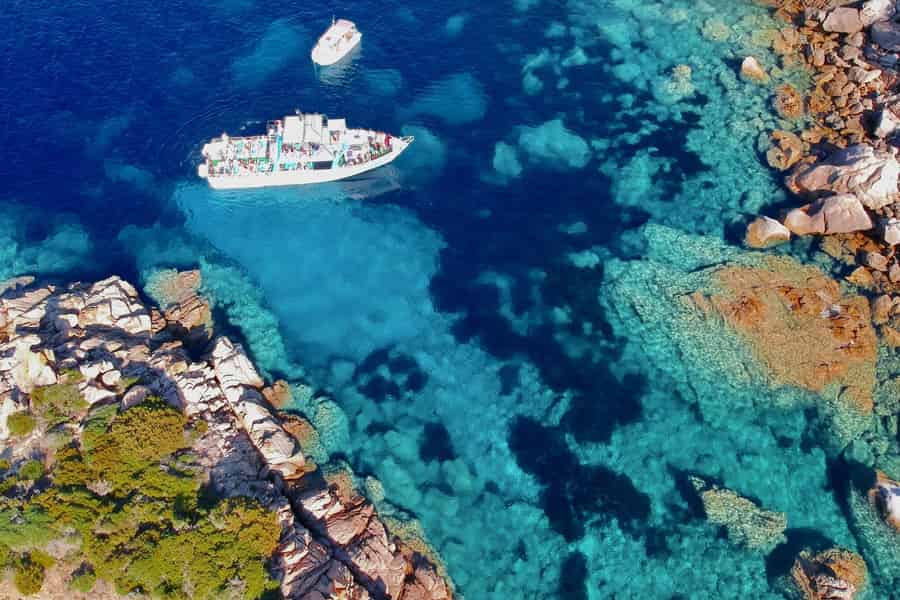 Propriano: Ganztägige Glasbodenboot-Tour (3 Stunden) – Schwimmen & Getränke. Foto: GetYourGuide Propriano: Ganztägige Glasbodenboot-Tour (3 Stunden) – Schwimmen & Getränke. Foto: GetYourGuide