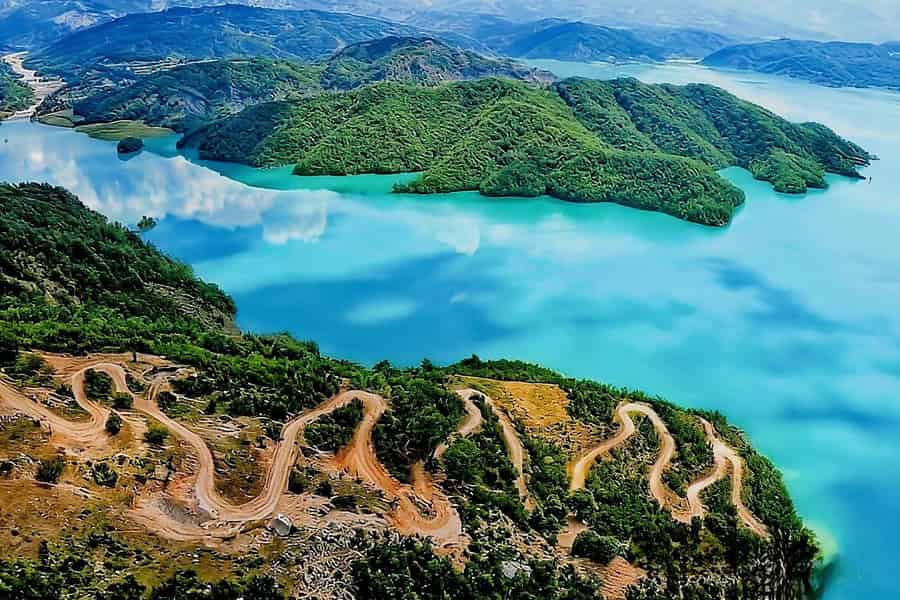 VON TIRANA: Wanderung zum Bovilla-See und zum Gamti-Berg. Foto: GetYourGuide