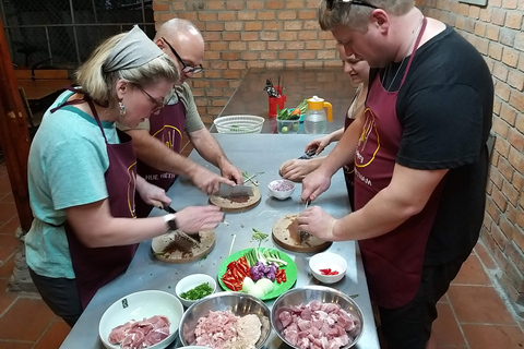 Aula de culinária em Hue com um local - visite o mercado e cozinhe alimentos locais