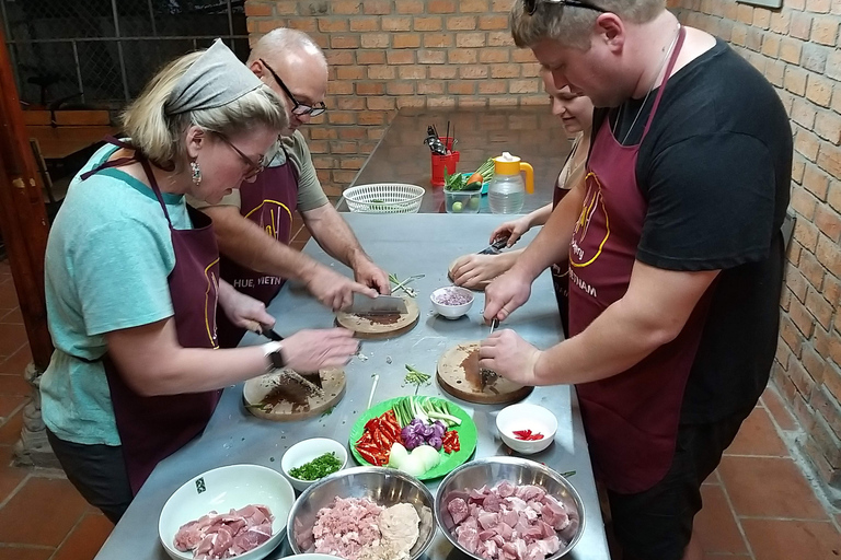 Aula de culinária em Hue com um local - visite o mercado e cozinhe alimentos locais