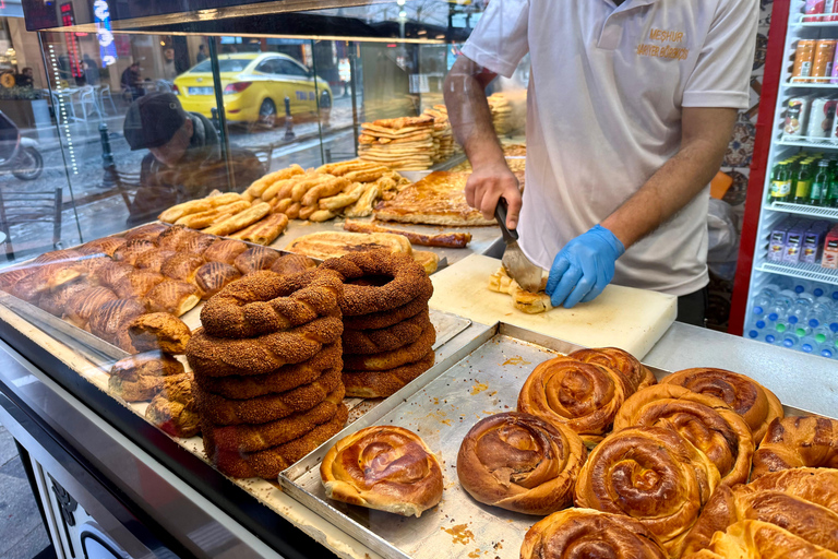 Istanbul: Taste of Turkey with Europe & Asia by Ferry Tour en Español