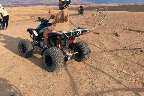 Marrakech: Excursión por el desierto de Agafay con quad, paseo en camello y cena