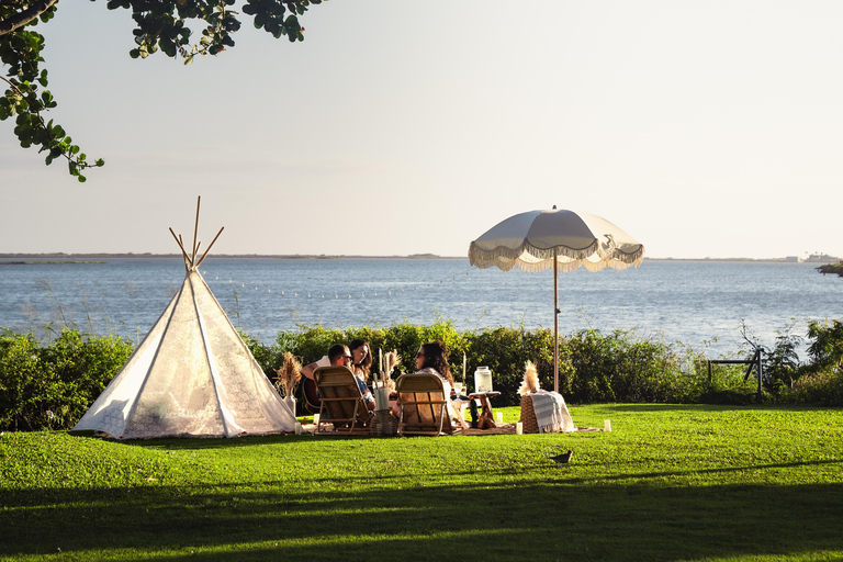 Waikiki : Beach Picnic with Professional Photography! Waikiki : Beach Picnic with Photography and Performance!