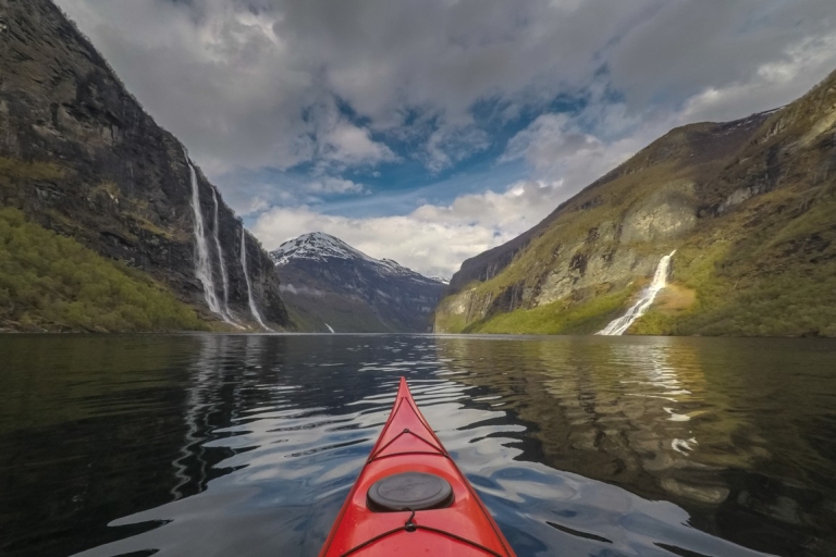 Geiranger: Excursión guiada en kayak por el fiordo de Geiranger