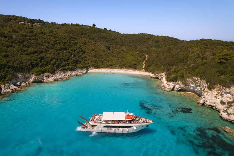 Von Korfu: Tageskreuzfahrt nach Paxos, Antipaxos und zu den Blauen Höhlen. Foto: GetYourGuide