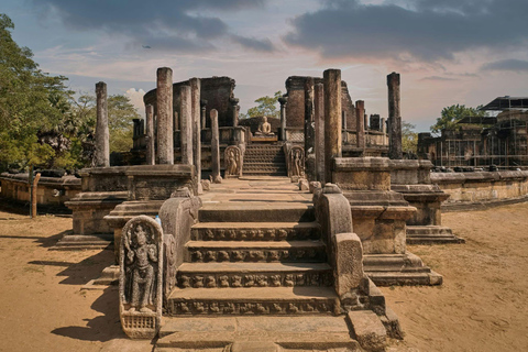 Pasikudah: Polonnaruwa Ancient city tour