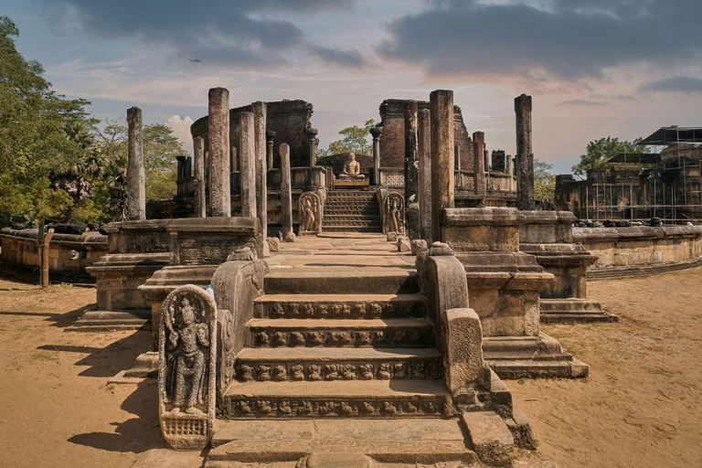 Pasikudah: Polonnaruwa Ancient city tour