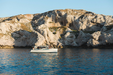 Kryssning, kaffe och bad i Calanques i Frioul