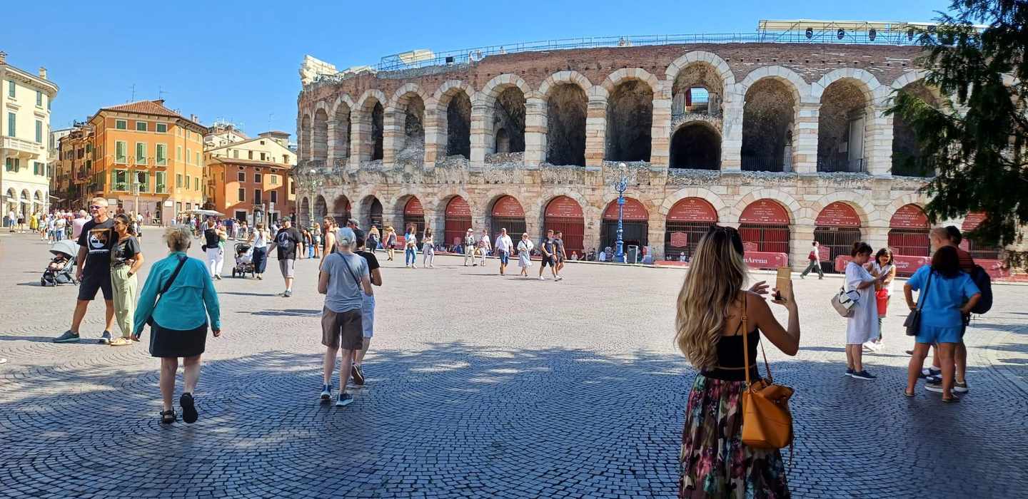 Besuch von Verona und dem Gardasee. Ganztagestour ab Mailand Besuch von Verona und dem Gardasee. Ganztagestour ab Mailand