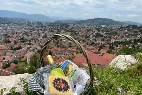 Sarajevo: Picknick bei Sonnenuntergang mit Wein- oder Bierverkostung und Snacks