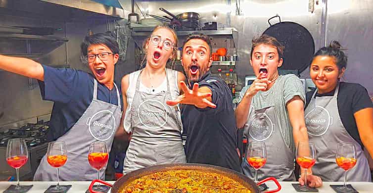 Valencia: Traditional Paella Cooking Class and Dinner