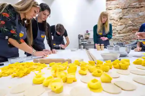 Firenze: Corso di pasta con cena di 4 portate abbinata a un vino