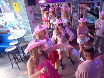 Albufeira: Cocktail Making Class and Karaoke Party with DJ