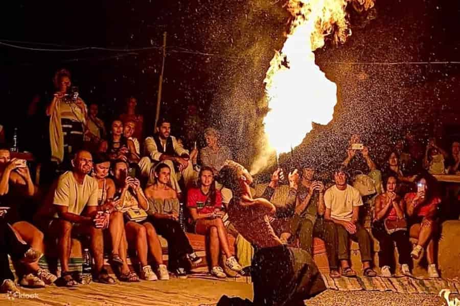 Marrakesch: Zauberhaftes Dinner bei Sonnenuntergang in der Agafay-Wüste und traditionelle Liveshow. Foto: GetYourGuide Marrakesch: Zauberhaftes Dinner bei Sonnenuntergang in der Agafay-Wüste und traditionelle Liveshow. Foto: GetYourGuide