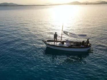 Tavolara: Sunset Aperitif Tour mit Getränken und lokalen Snacks
