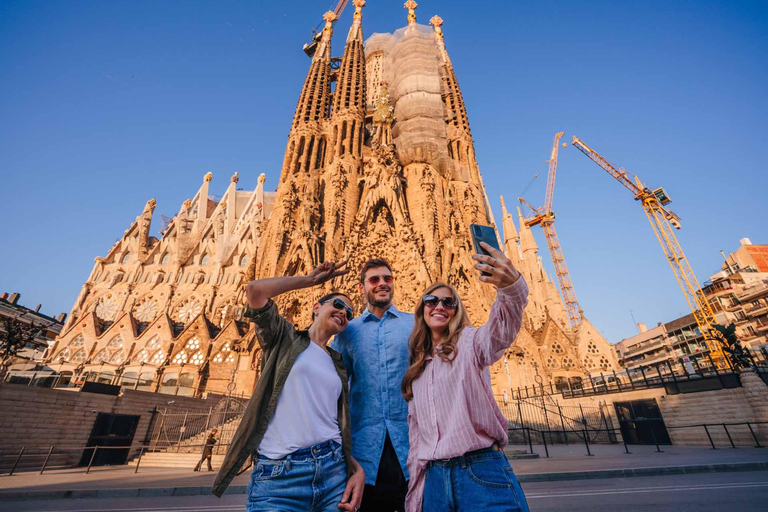 Descubre la Sagrada Familia: Diseños de Gaudí y exposiciones en museos