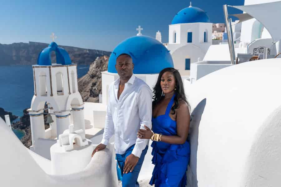 Santorin: Foto-Shooting in Oia – Porträt und wehendes Kleid von SokoLOVE. Foto: GetYourGuide Santorin: Foto-Shooting in Oia – Porträt und wehendes Kleid von SokoLOVE. Foto: GetYourGuide