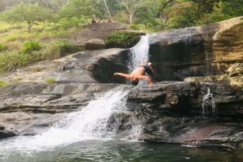 Diyaluma-waterval en natuurlijk zwembadbadDiyaluma-waterval en natuurlijk zwembadbad.