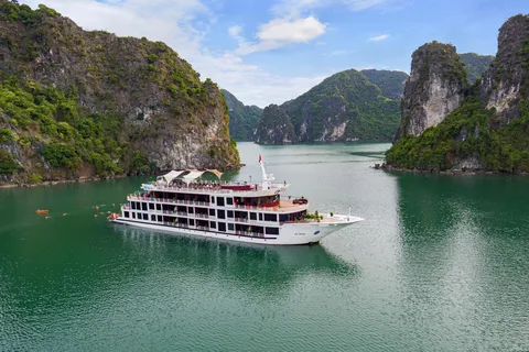 From Hanoi: 2-Day Cruise Trip with Private Balcony & Bathtub