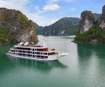 From Hanoi: 2-Day Cruise Trip with Private Balcony & Bathtub