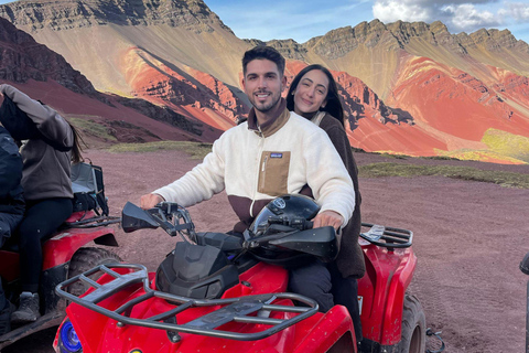 Excursion en quad à la Vallée Rouge et à la Montagne Arc-en-ciel avec repasExcursion en quad double avec petit-déjeuner et déjeuner