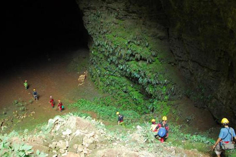 Joyas ocultas de Yogyakarta: Excursión a la Cueva de Jomblang y la Playa de Timang