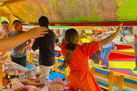 Ciudad de México: Fiesta en barco en Xochimilco con bebidas y aperitivos