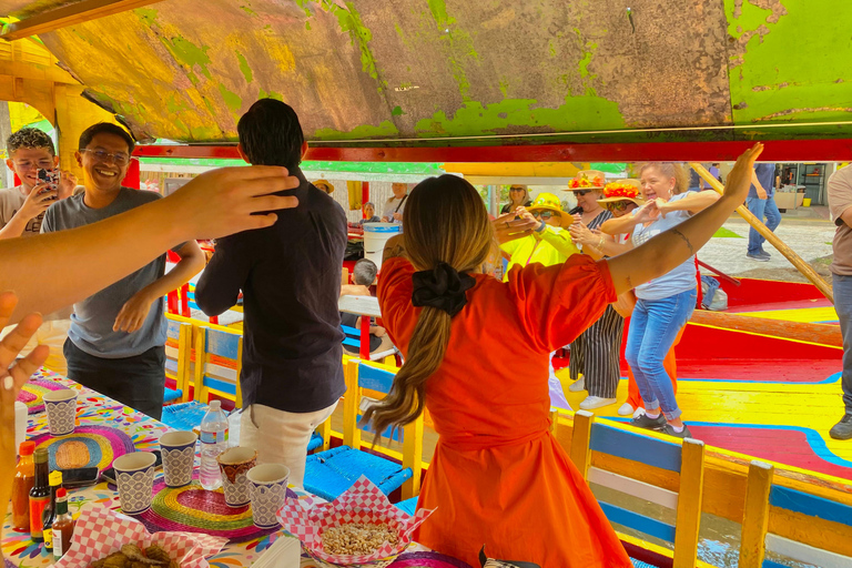 Ciudad de México: Fiesta en barco en Xochimilco con bebidas y aperitivos