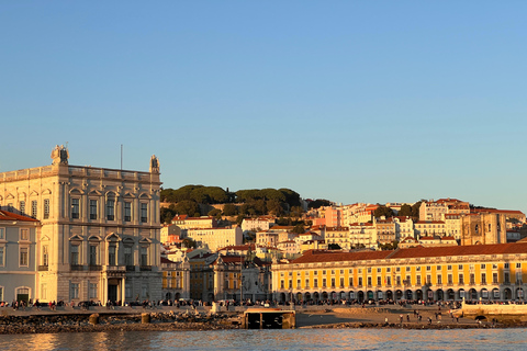 Lisbonne : "Sunset" &amp; "Day Tours" en bateau, avec boisson et musiqueLisbonne : "Tour en bateau privé au coucher du soleil", avec boissons et musique