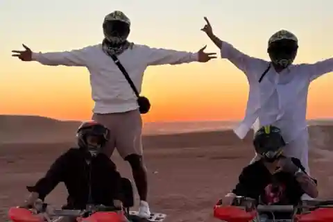 Marrakech: Quad, kamelenrit, zonsondergang, diner met show
