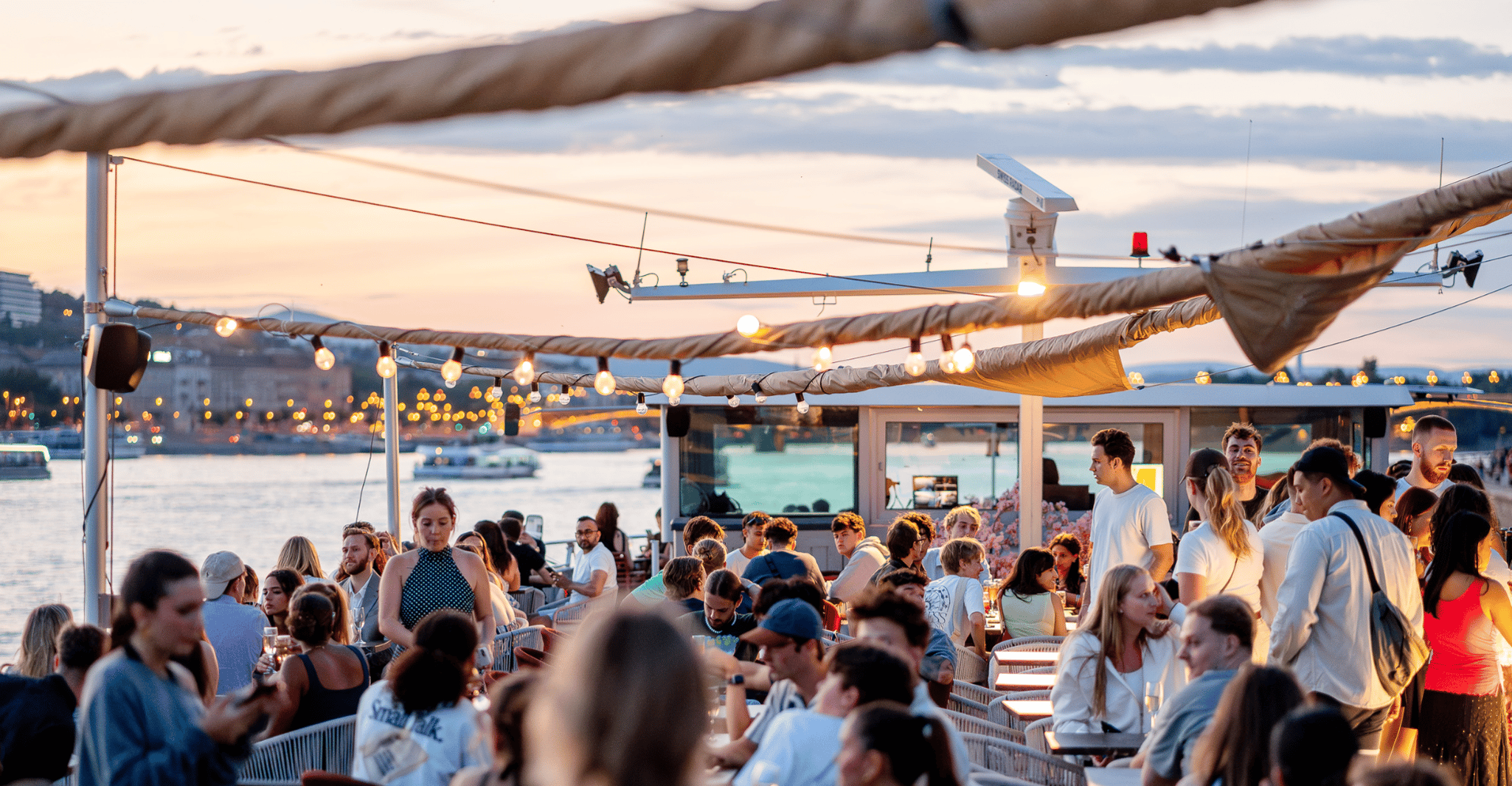 Budapest: Unlimited Prosecco, Beer and Aperol Spritz Cruise photo 9