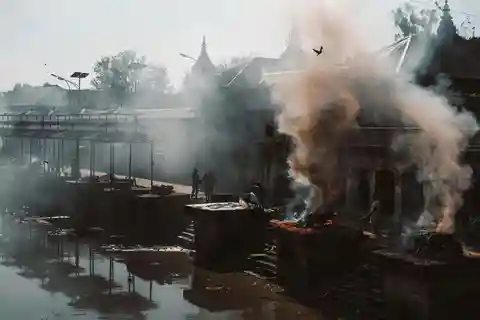 La sacra Kathmandu: Riti di cremazione e serenità degli stupa