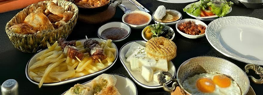 Istanbul : Croisière matinale sur le Bosphore avec petit-déjeuner turc