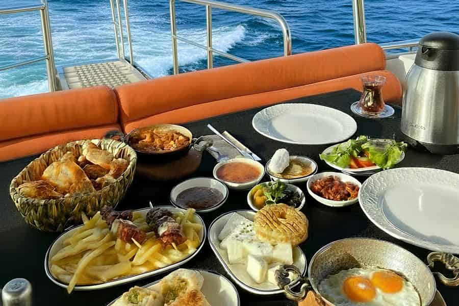 Istanbul: Bootsfahrt auf dem Bosporus mit türkischem Frühstück. Foto: GetYourGuide