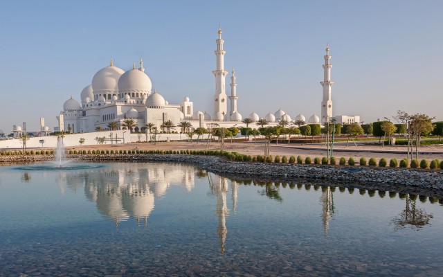 From Dubai:Abu Dhabi Grand Mosque, Palace & Date Market Tour
