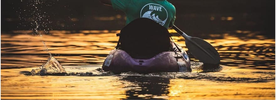 Mascate : expérience de kayak sur la plage d'Al Qurum au coucher du soleil