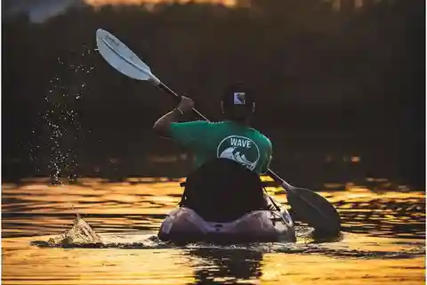 Muscat: esperienza di kayak al tramonto sulla spiaggia di Al Qurum