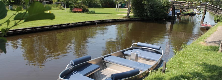 Location de bateau 3 heures 8 personnes avec barre à roue et coussins
