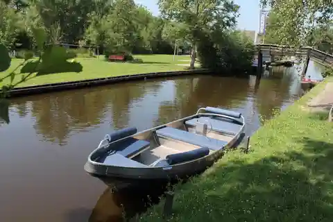 Boatrental 2 Hours 8 Person with Steeringwheel and cushions