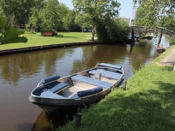 Boatrental 2 Hours 8 Person with Steeringwheel and cushions