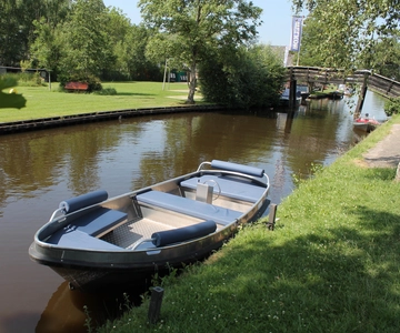 Boatrental 2 Hours 8 Person with Steeringwheel and cushions