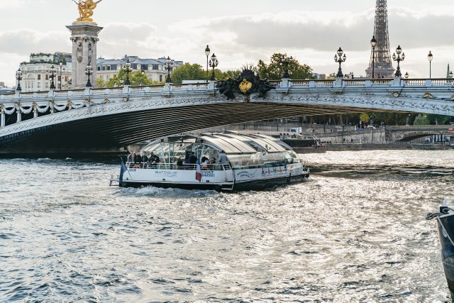 Paris: Batobus Hop-On/Hop-Off-Bootsfahrt Sightseeing Cruise