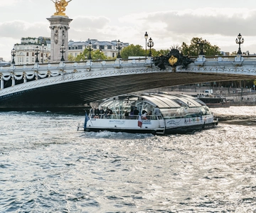 Paris: Hop-On Hop-Off Seine Cruise Pass with 9 Stops