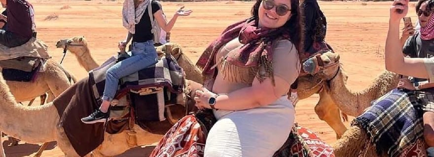 Wadi Rum : excursion d'une demi-journée en chameau et en Jeep 4x4