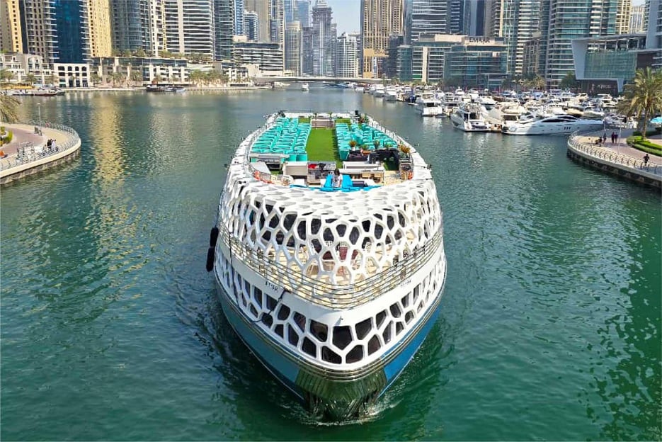 Dubaj: vacsorás hajóút óriásjachten svédasztallal