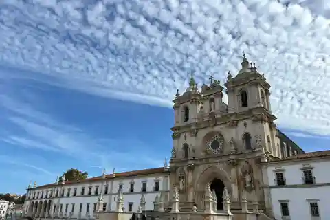 Nazaré, Alcobaça and Óbidos Day Trip with Hotel Pickup