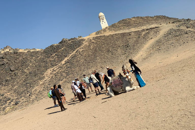 Woestijntour: quadrit, diner, zonsondergang, kamelenritTour met ophaalservice vanuit Hurghada, in de stad